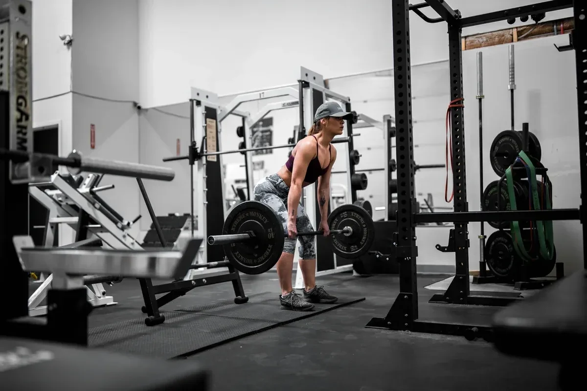 A woman powerlifting at the gym