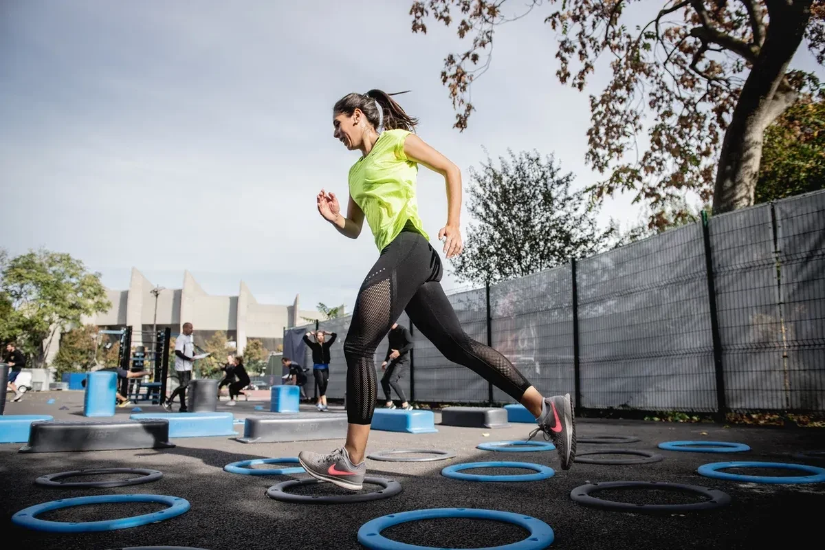 A female athlete training in an outdoor workout, demonstrating healthy recovery habits.